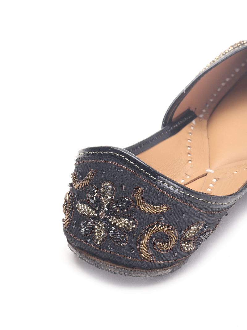 Handcrafted embroidered Juttis