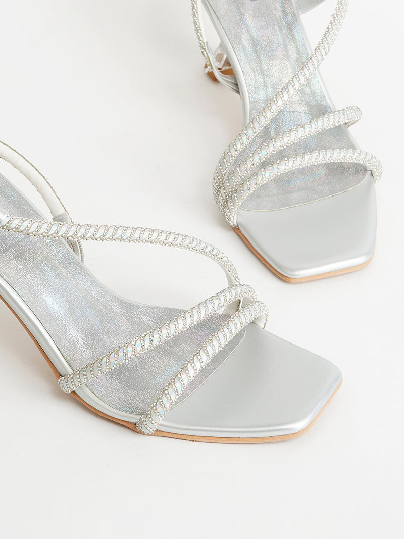 Delco chic and feminine Sandal