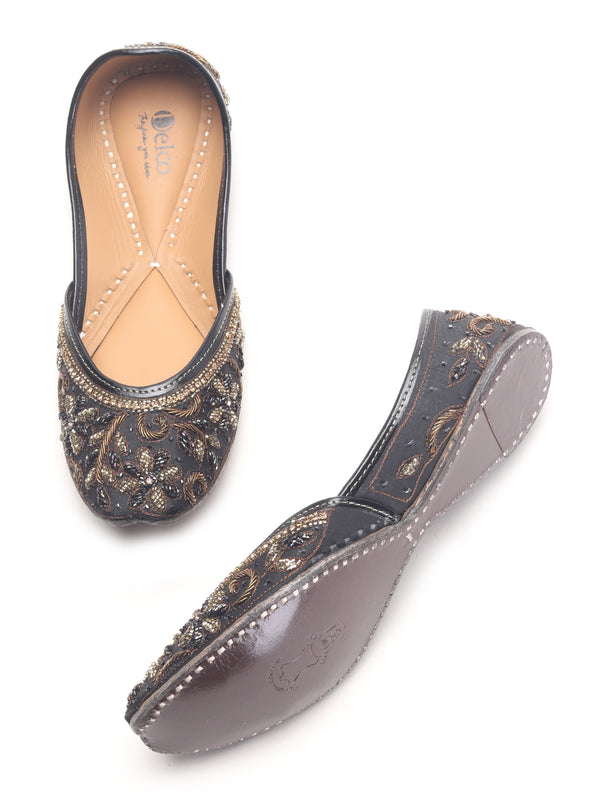 Handcrafted embroidered Juttis