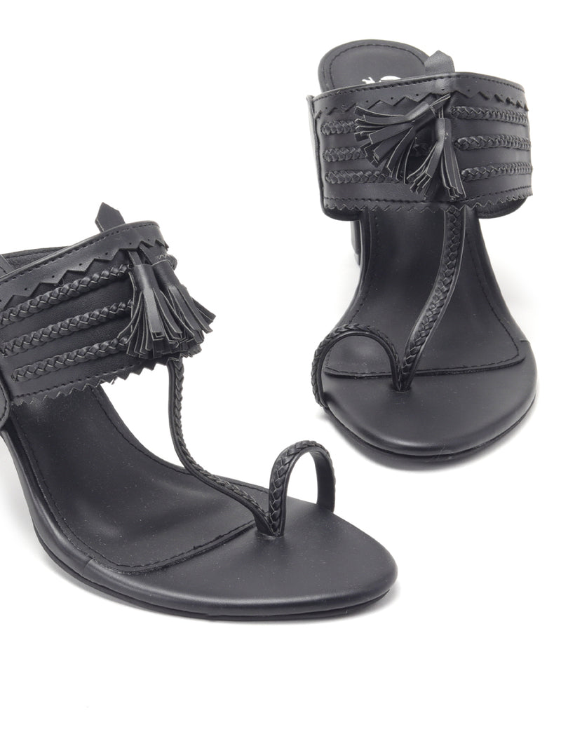 Delco Women Embellished Block Heel Chappal